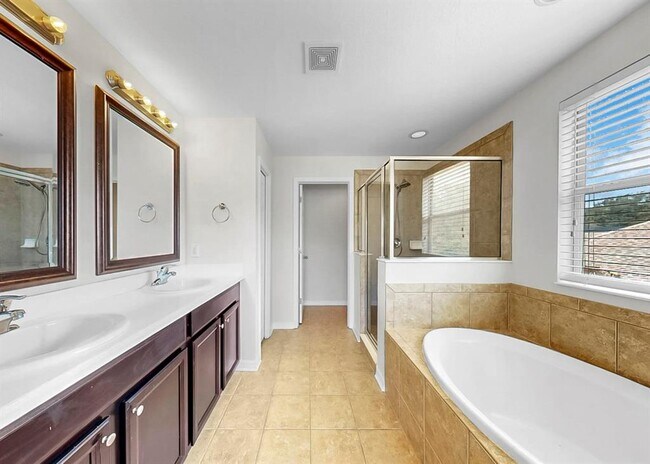 Building Photo - 17423 New Cross Cir