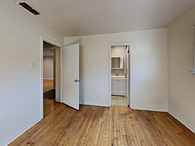 Building Photo - 873 Beverly Dr