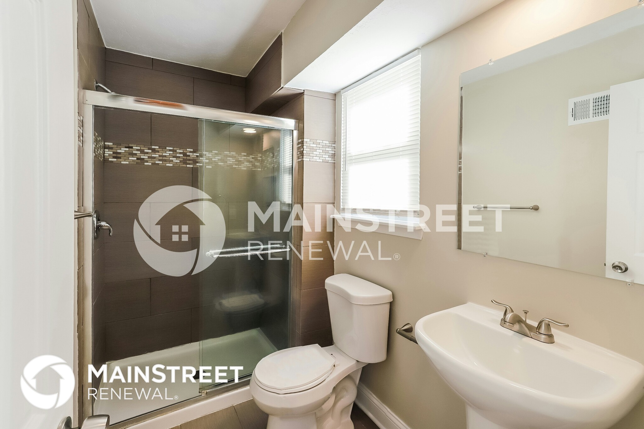 Building Photo - 821 E Northview St