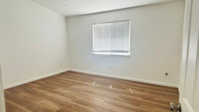 Building Photo - 633 Las Colinas St