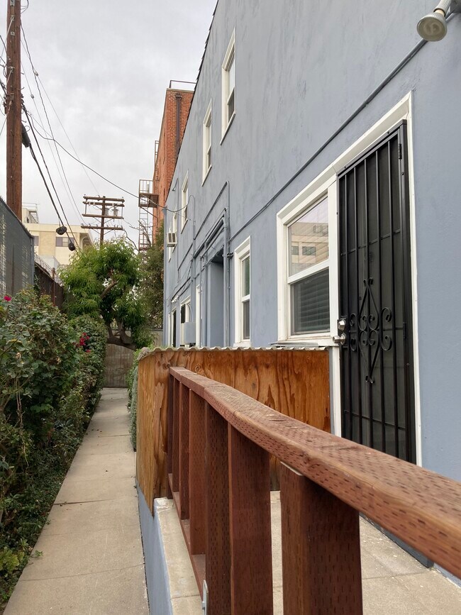 Building Photo - 533 S Westmoreland Ave