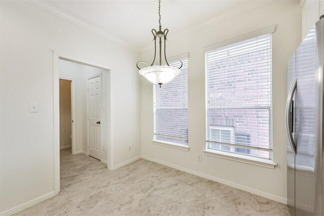 Building Photo - 2322 Chenevert St