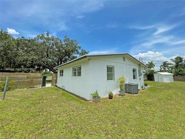 Building Photo - 1606 NW 12th Ave