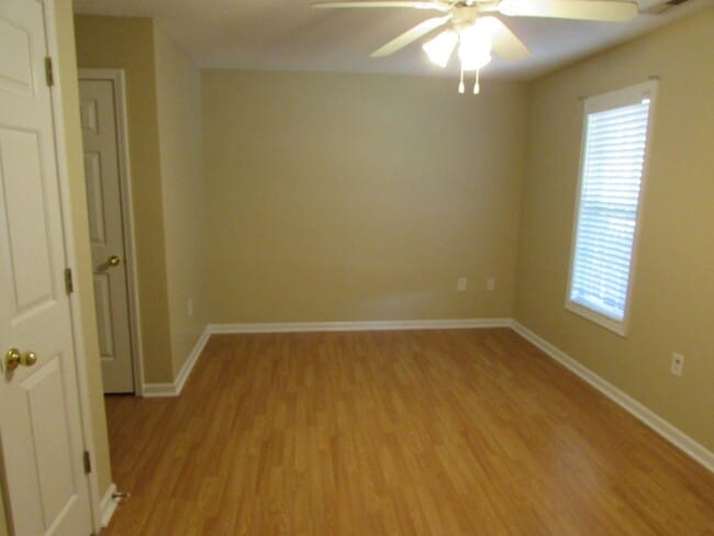 Building Photo - Bright 1 Bed/1 Bath Condo - Main Level - O...