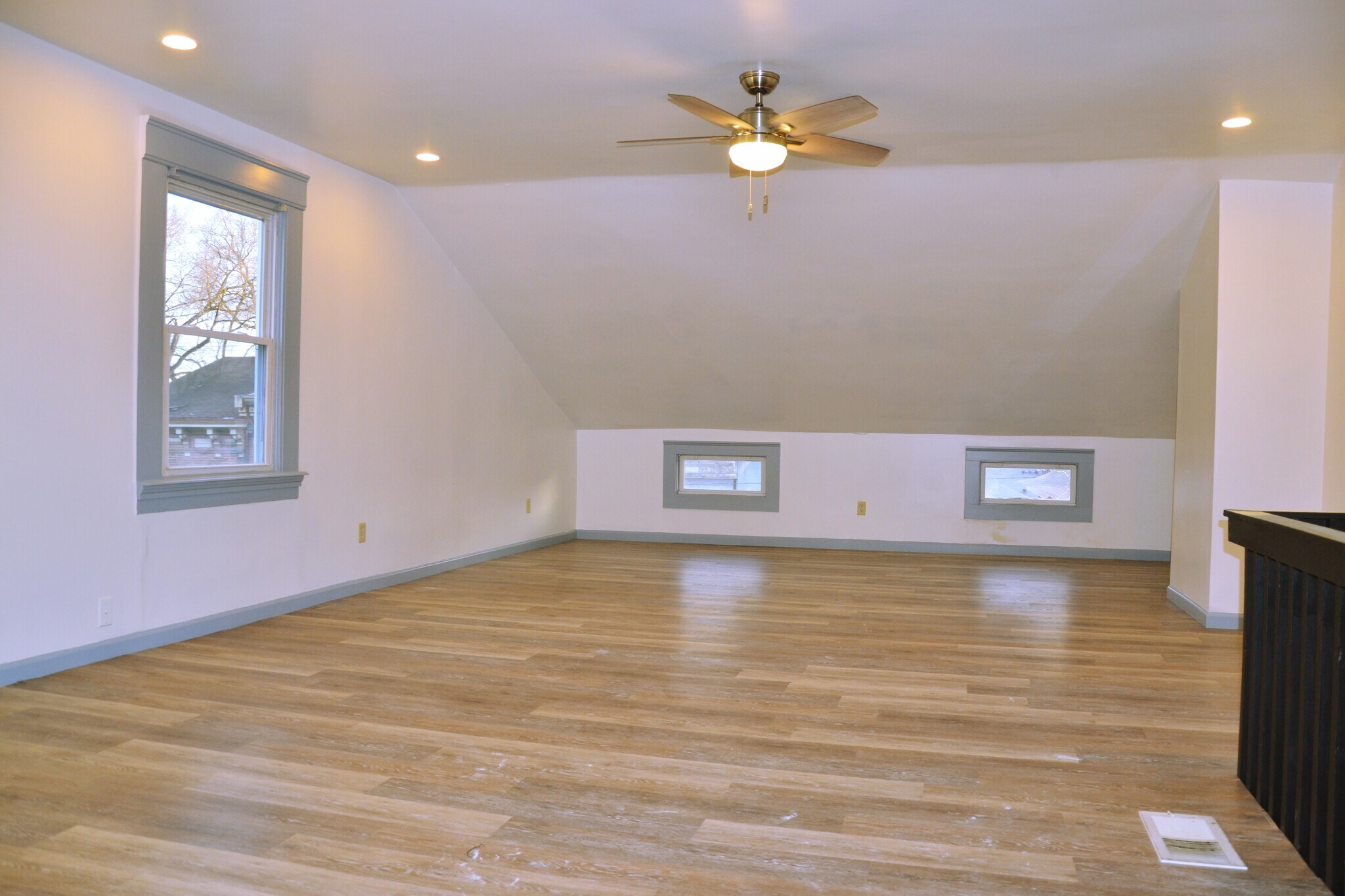 Building Photo - 522 W McMicken Ave