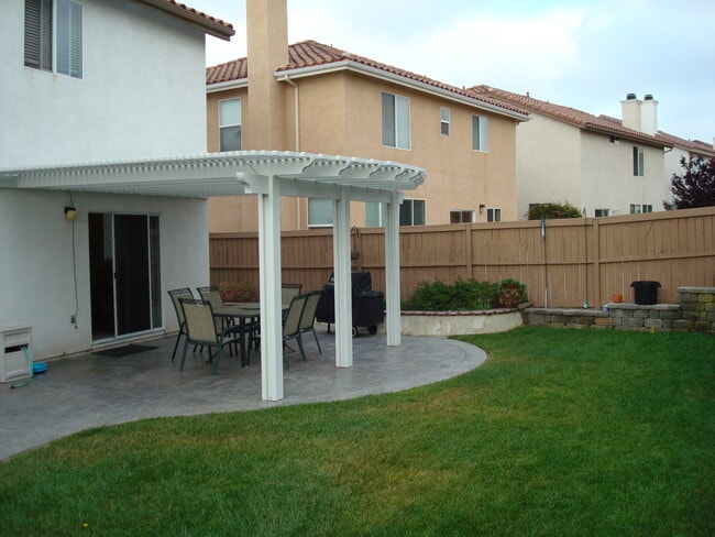 Building Photo - Large 3 bedroom home with loft and large b...