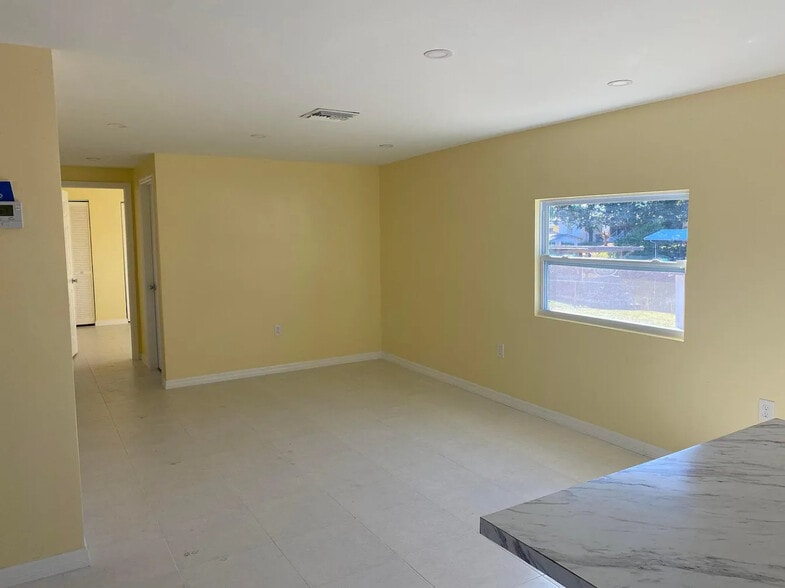 Living room - 3633 SE 20th Ter