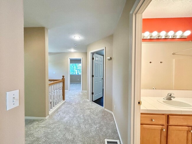 Building Photo - Cozy 4 Bed, 2.5 Bath House!