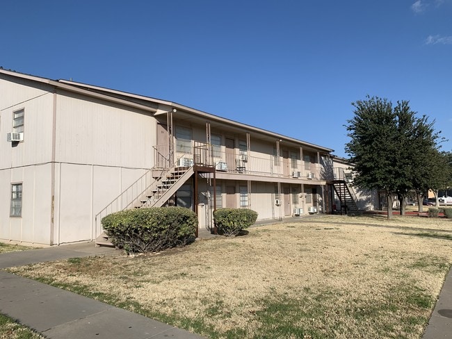 Building Photo - Alturas Penbrook