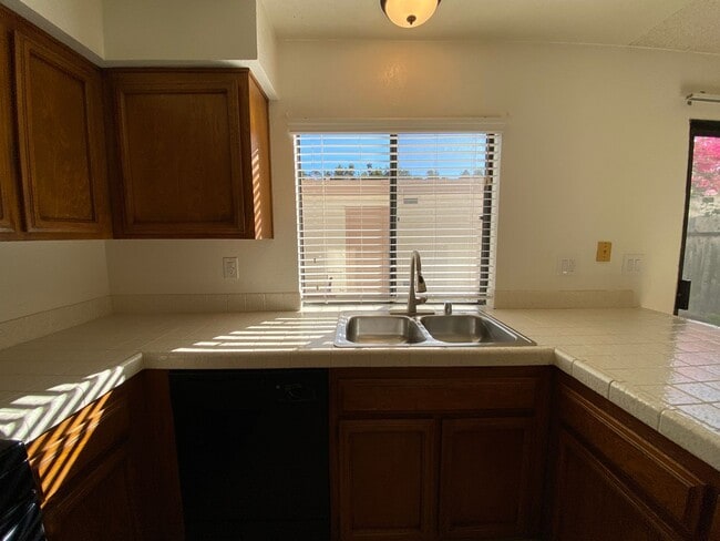 Building Photo - 3 Bed 2 Story Townhome in Tanglewood Community!