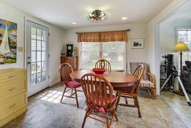Building Photo - 31345 Sunset Dr