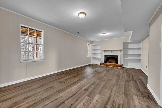 Building Photo - 5568 Spanish Trce