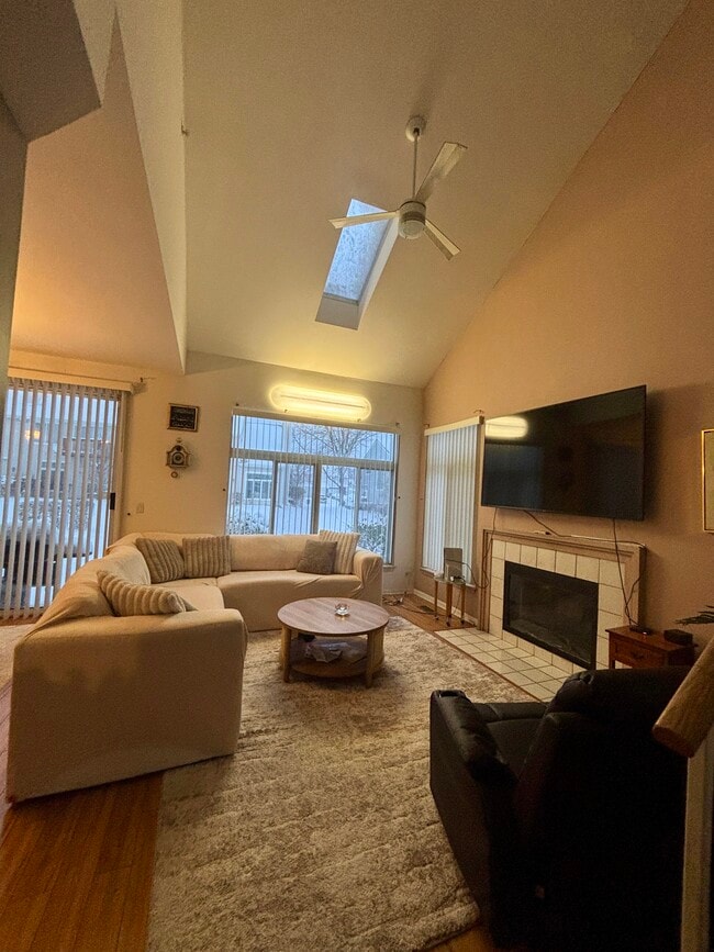 Building Photo - 1142 E Wilson Ave