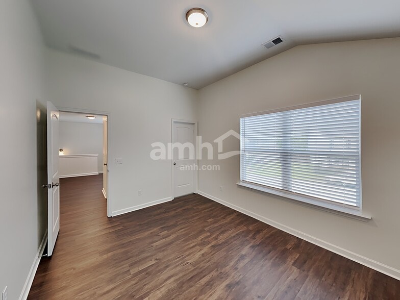 Building Photo - 301 Boulder Run