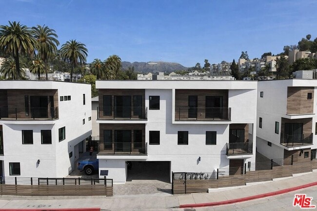 Building Photo - 2115 Beachwood Terrace