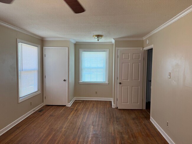 Building Photo - Fully Renovated 3-Bedroom, 1 Bathroom Home