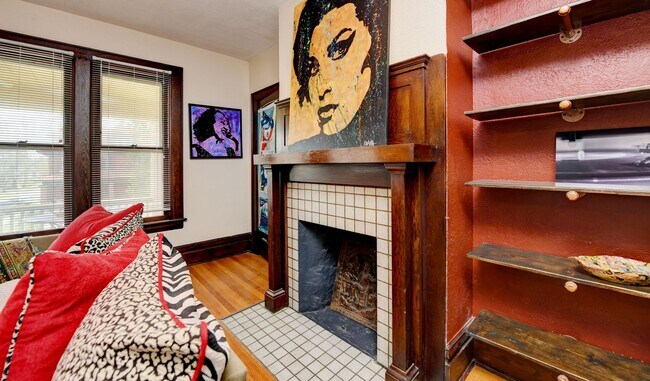 Building Photo - Charming 2-Bedroom Duplex in Franklin Park