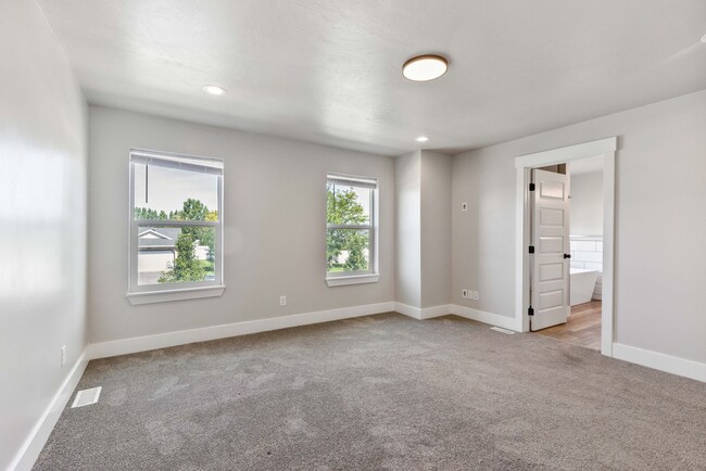 Building Photo - Awesome end unit 3 Bed 2.5 Bath townhome i...