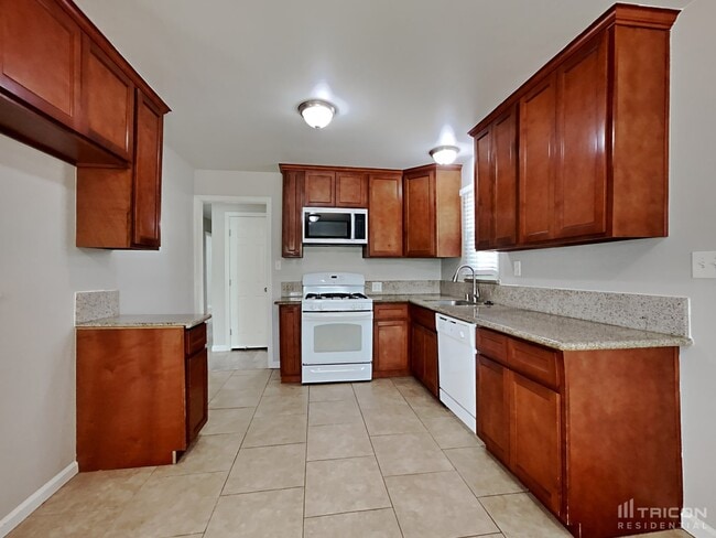Building Photo - 6574 Golf View Dr