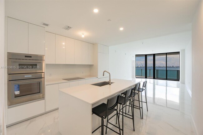 Building Photo - 700 NE 24th St