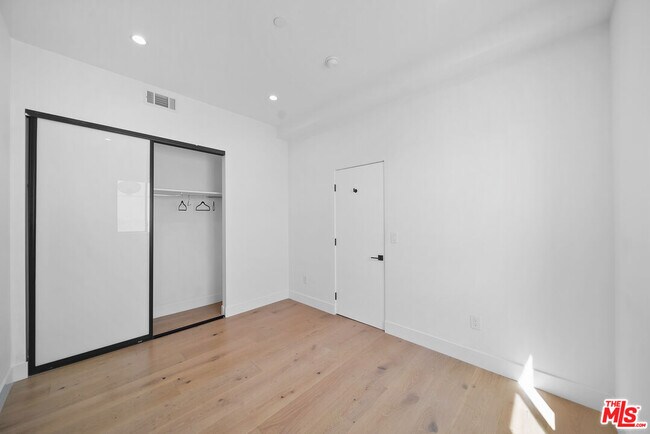 Building Photo - 733 N Gramercy Pl