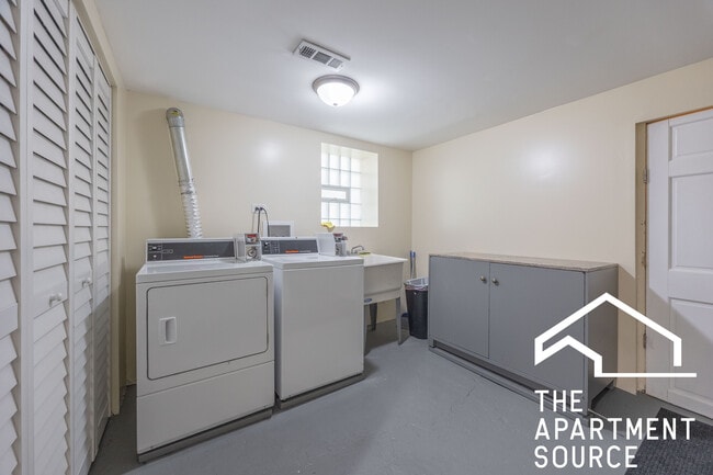 Building Photo - 2118 N Avers Ave