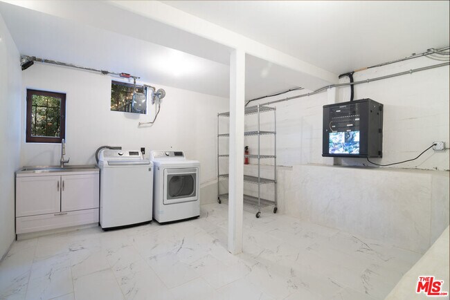 Building Photo - 3475 N Knoll Dr