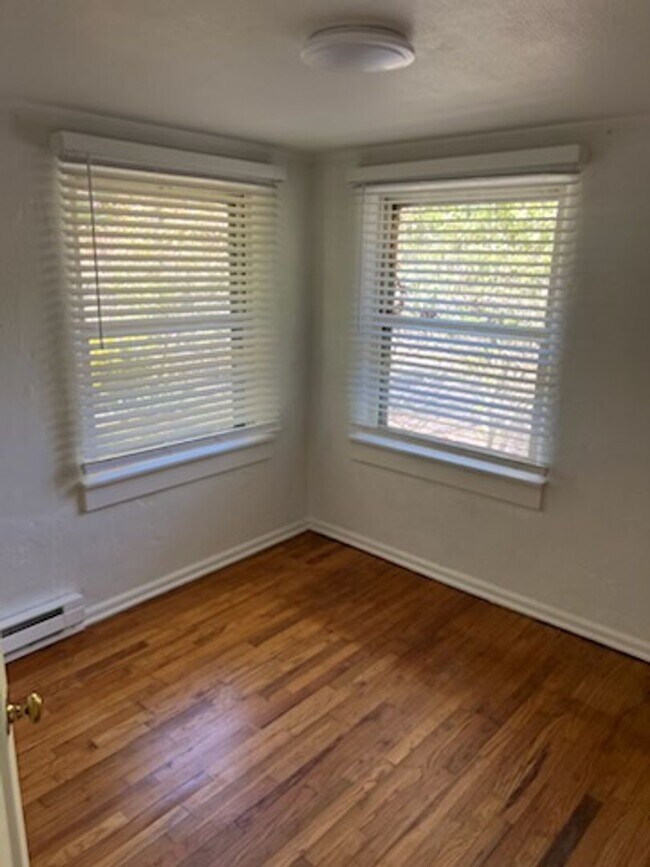 Building Photo - Cozy Home - Updated 2 bedroom with 2 car g...