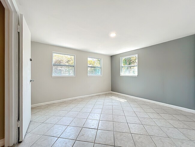 Building Photo - 1424 Pineda St