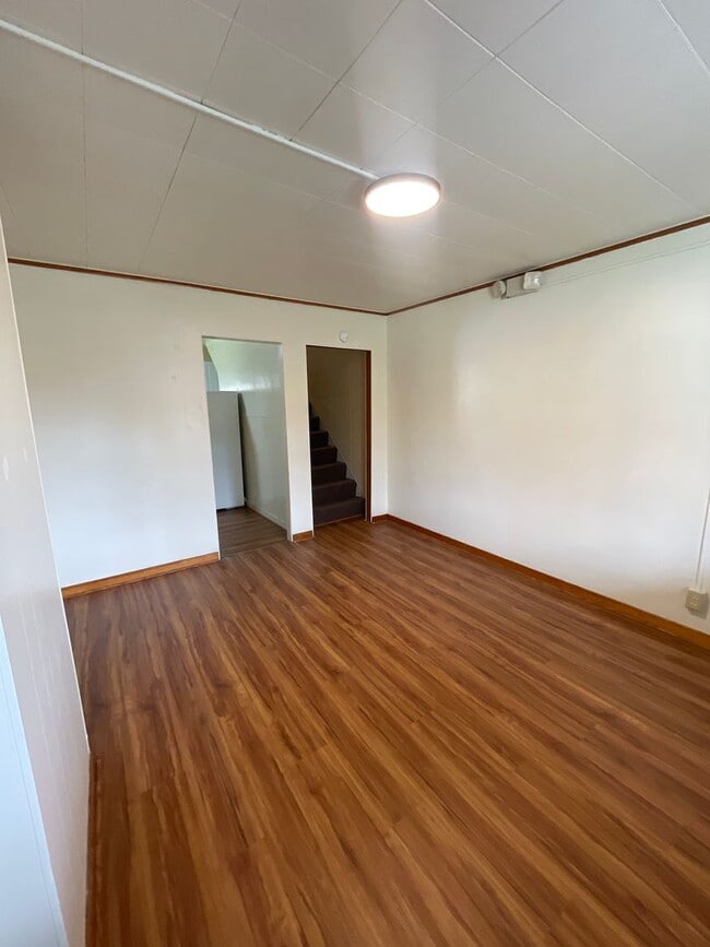 Building Photo - Renovated 3 bed 1 bath with River views fr...