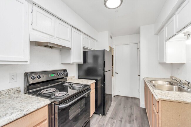 Building Photo - 9700 Leawood Blvd