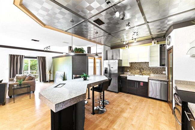 Building Photo - 1301 S 1st St