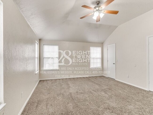 Building Photo - *AVAILABLE NOW!* Spacious 3 Bed/2.5 Bath Duplex Townhome Available in Norman!