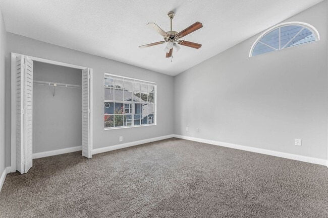 Building Photo - Beautiful 2/2.5 Townhome Near Downtown and...