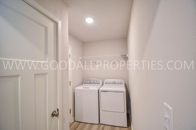 Building Photo - 3 Bedroom 2 Bath Home in Clive / Waukee School District