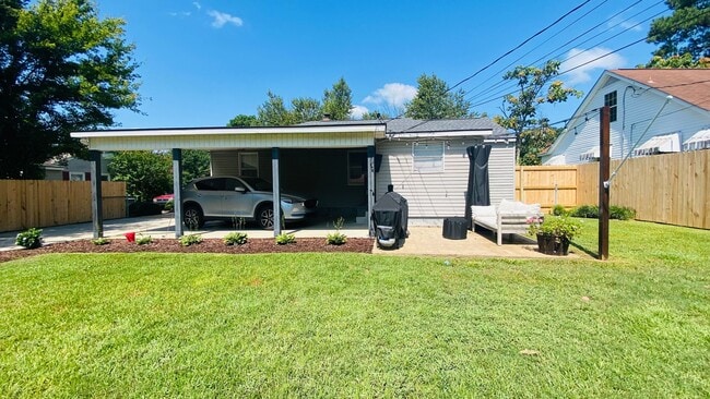 Building Photo - Three bedroom one bath!