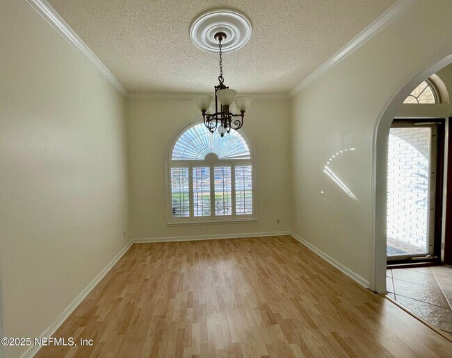 Building Photo - 2127 Forest Gate Dr W