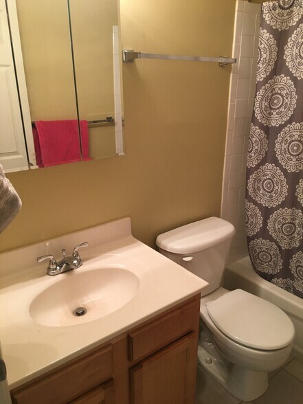 Building Photo - 1240 Holbrook Ter NE