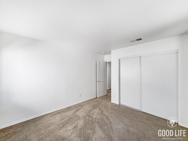 Building Photo - Stylish 4B/3BA Home with Upgraded Kitchen ...