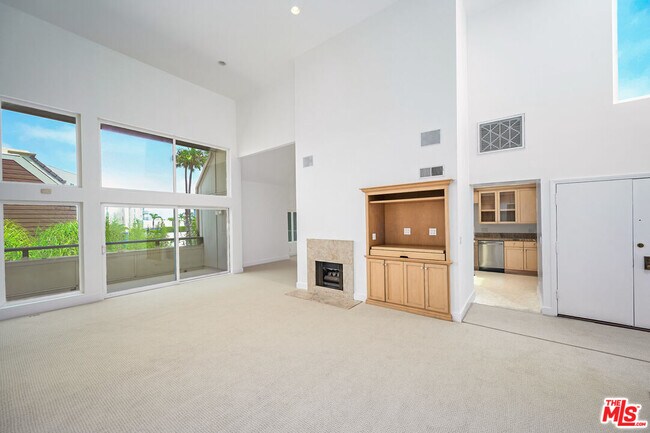 Building Photo - 4250 Vía Dolce