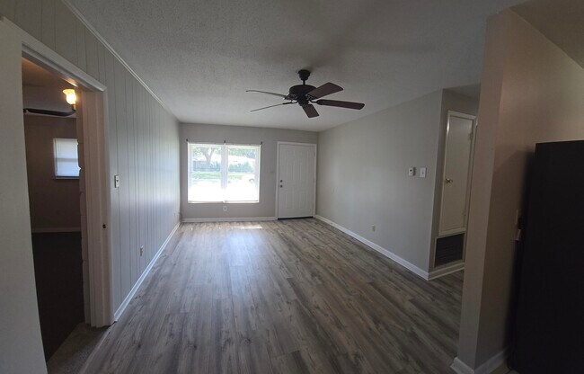 Building Photo - 712 Newport Dr