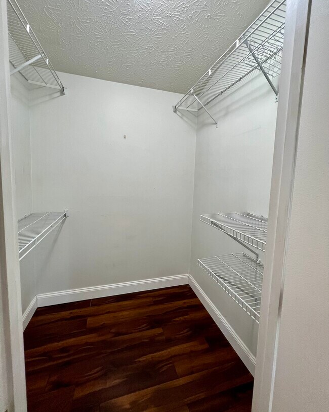 Building Photo - 8859 Eagleview Dr