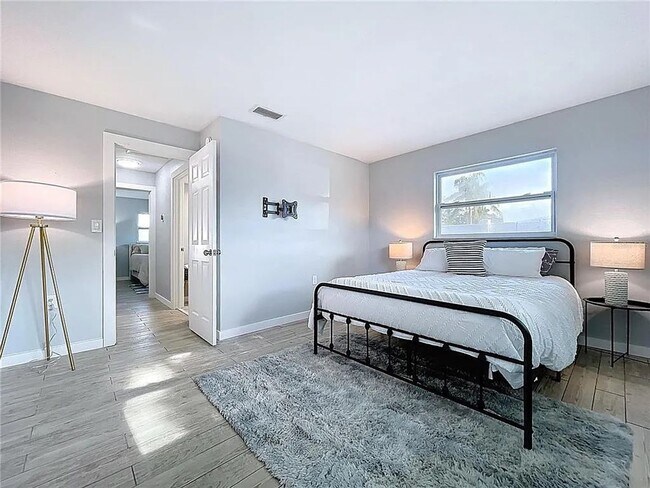 Building Photo - Modern luxury meets Florida charm in this ...