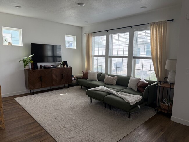 Building Photo - 3 bedroom, 2 bathroom South Jordan Home