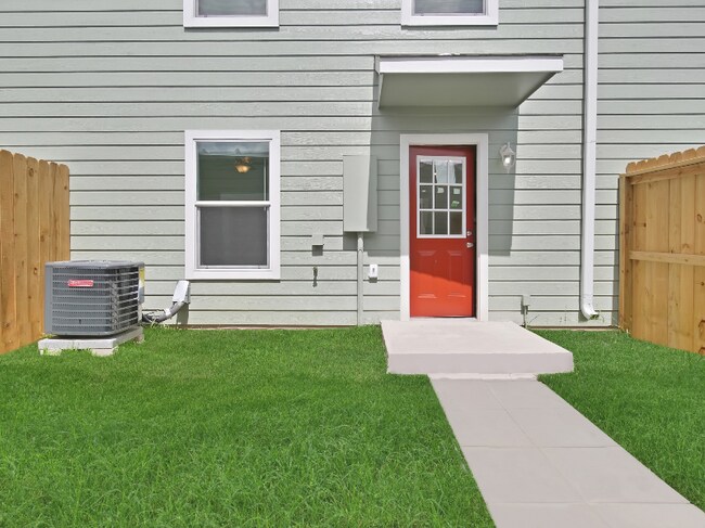 Building Photo - 2802 Shaver St