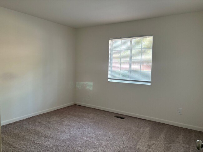 Building Photo - Spacious 3 bedroom 2 bath
