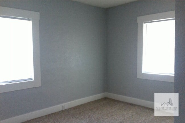 Building Photo - Cute Traditional. 3 Bedroom 1 bath home in Tower District.