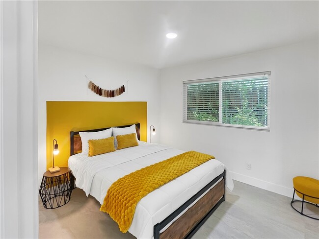 Building Photo - 54905 Avenida Diaz