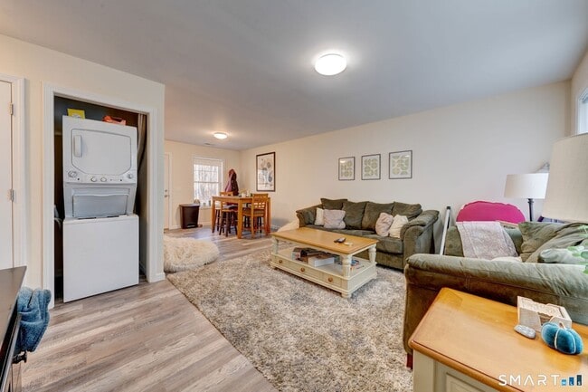 Building Photo - 15 Hillyndale Rd