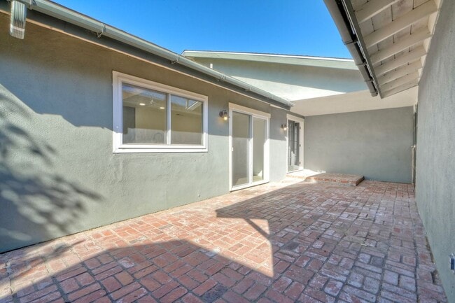 Building Photo - Beautifully Renovated 3-Bedroom Home with ...